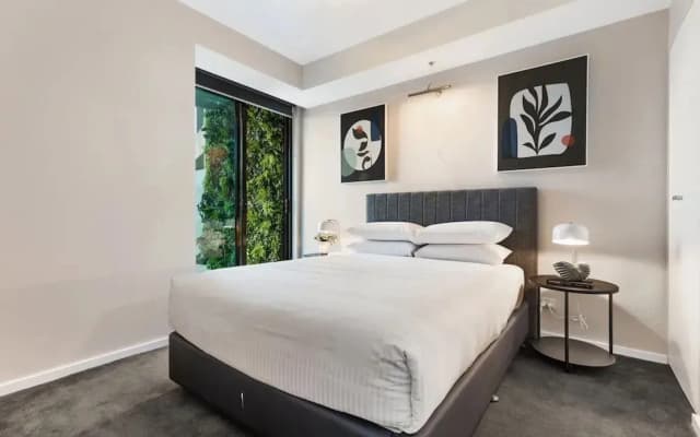 Impeccably Chic 2-bed With Views & Fab Amenities - photo 2