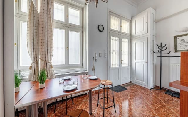 Budapest Classic Charm | 2Br + Cornertub + Smarttv - photo 4