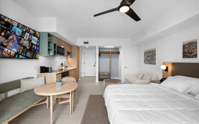 Elegant Studio with Panoramic City Views - photo 3
