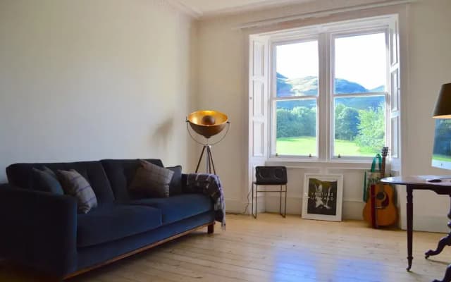 2 Bedroom Flat With Views of Holyrood - photo 4