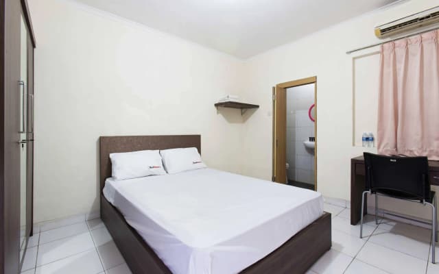 RedDoorz Near Harmoni - photo 3
