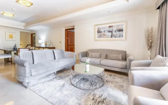 Luxurious 3BR Townhouse with Maid's & Private Pool in Palm Jumeirah - photo 2