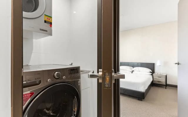 Central 2-bed With Parking & Stunning Views - photo 3