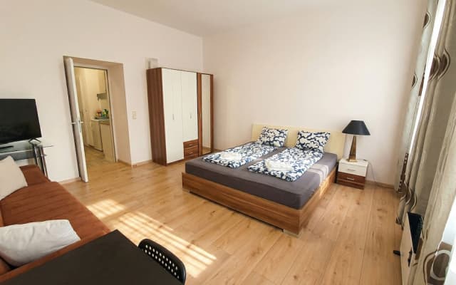 Only 15 Min to Center - Comfortable 1BR Apartment with TV & WIFI - photo 2