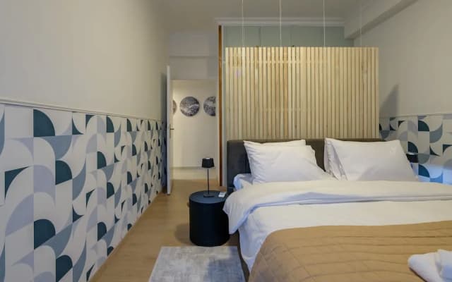Fully Renovated Flat in Prime Location - photo 2