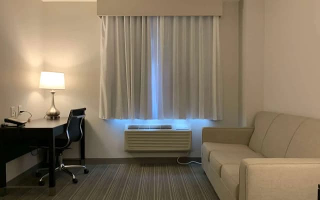Wingate by Wyndham JFK Airport/Far Rockaway - photo 3