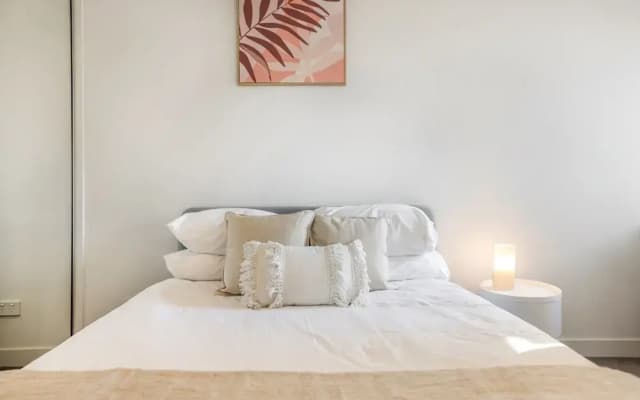 Comfy 2-bed Balcony Unit Near Chapel St - photo 2
