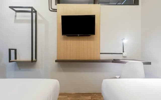 RedDoorz Plus near Gandaria City Mall 2 - photo 4