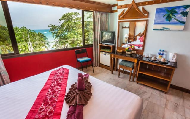 Patong Beach Bed and Breakfast - photo 3