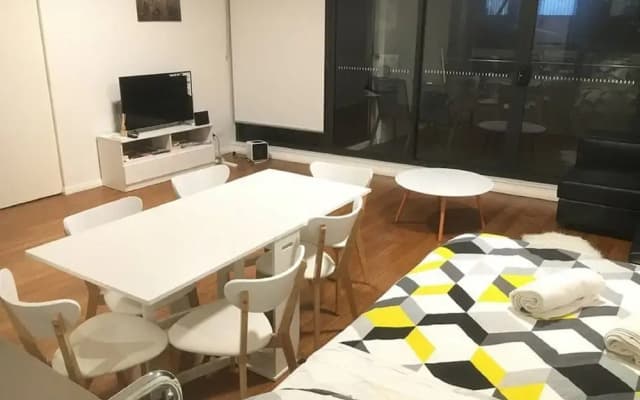 CBD Apartment in Perfect Location - photo 2