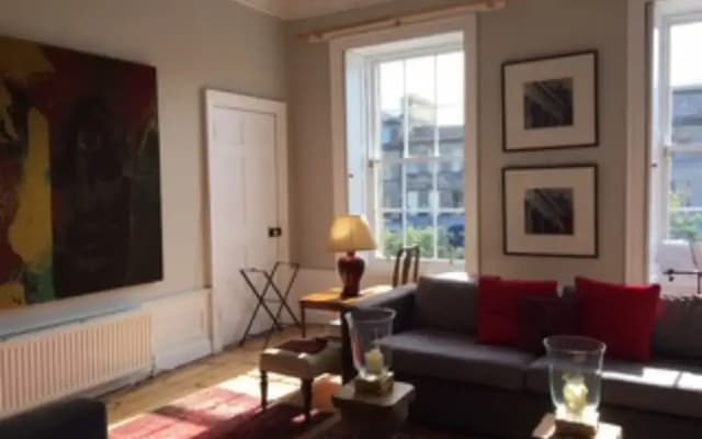 Elegant 2 Bedroom Home in City Centre - photo 4