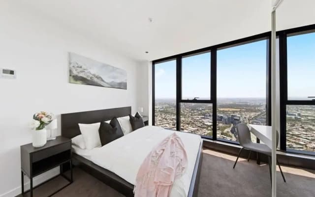 Lovely 3BR Apt With Panoramic Views, Free Parking - photo 2