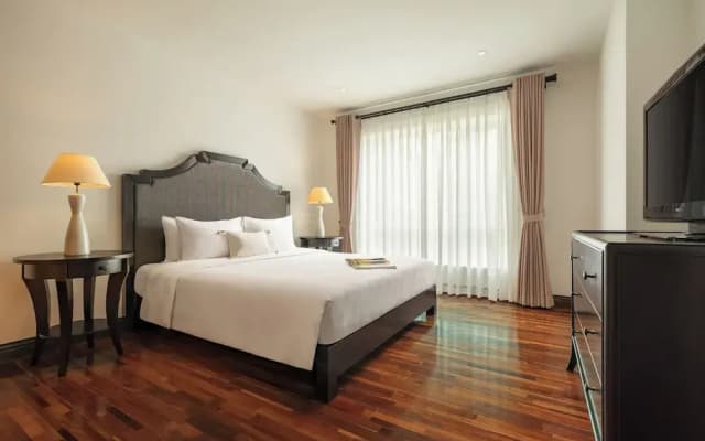 Elegant Suites Central - photo 2
