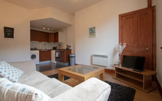 1 Bedroom Flat In Broughton - photo 2