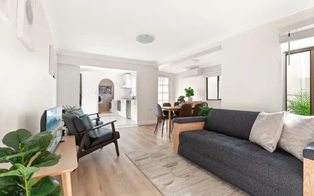 Stylish 2-bed House in Leichhardt - photo 3