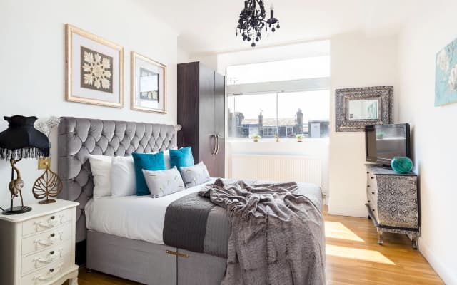 Designer 2-bed 2-bath Behind Selfridges - photo 2