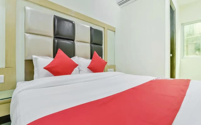 Vaccinated Staff- OYO 28237 Hotel Bramhaputra - photo 3