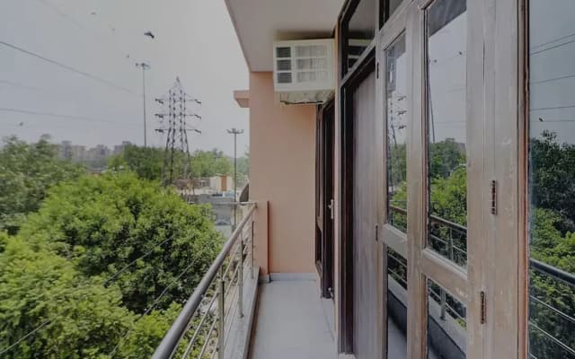 Roomshala Hotel Starlight - photo 3