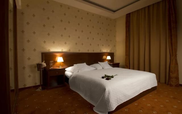 Fleur De Lis Hotel - photo 2
