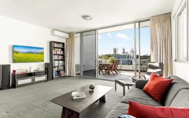 Spacious 2-bed With Two Balconies With City Views - photo 2