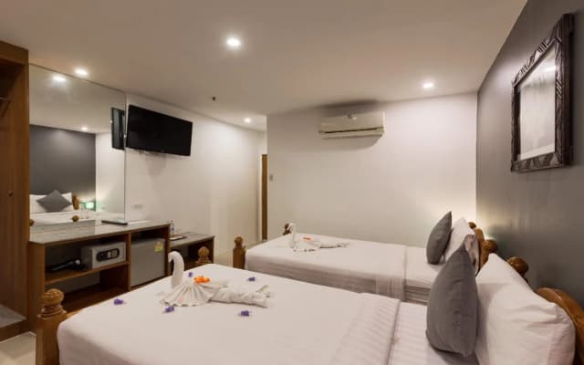 OYO 861 Patong Dynasty Hotel - photo 4
