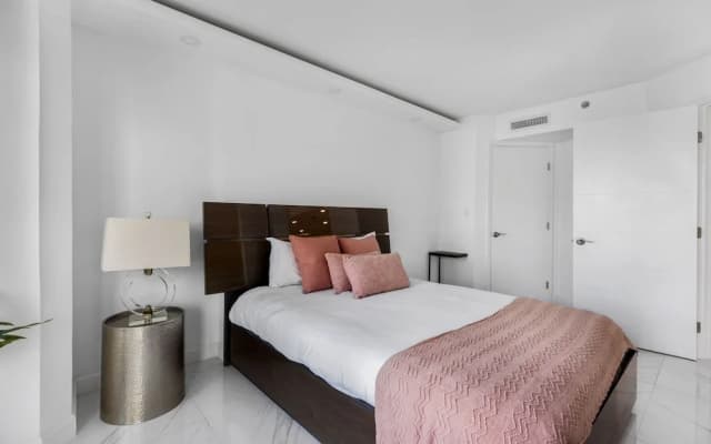 Chic Bayfront Condo With Stunning View - photo 4