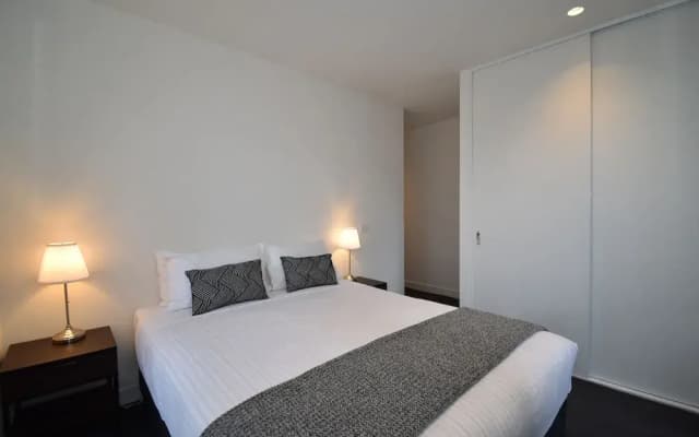 Melbourne Empire Apartments - photo 3