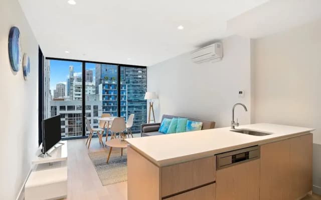 IfStays EQ Tower Apartment - photo 3