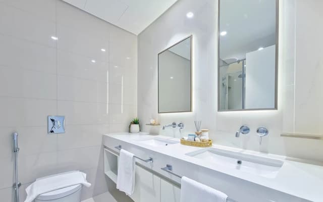 Stylish 2BR in Emaar Beach Front w/ Private Beach - photo 3