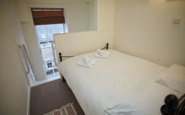 Bright, Spacious Old Town Flat for 6 - photo 5