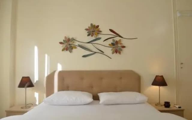Flat 4 bedrooms 1 bathroom - Athens - photo 2