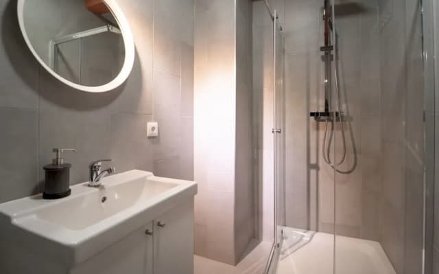 Modern and Spacious Apartment - Close TO Center - photo 5
