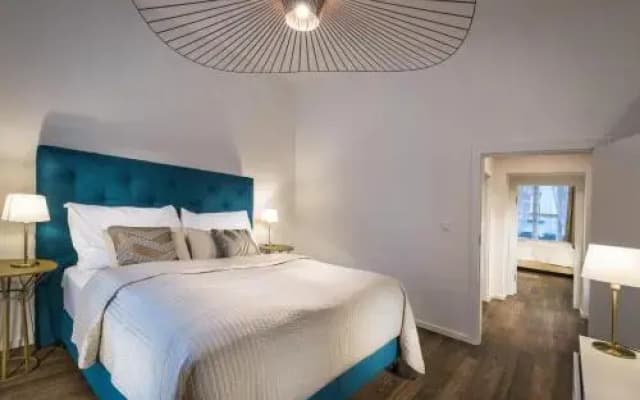 Luxury Modern Designed Oldtown Apartment - photo 5