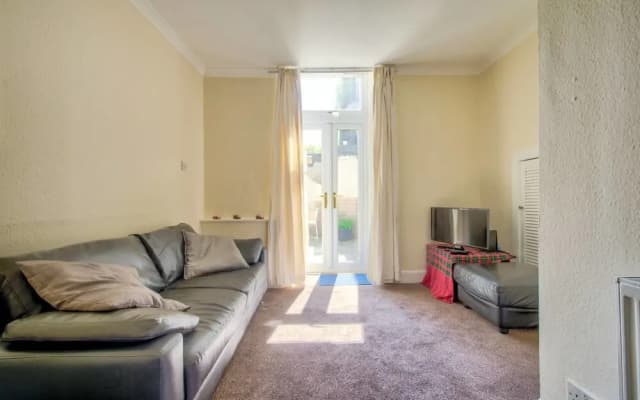 Central Apartment With Private Courtyard Space - photo 4