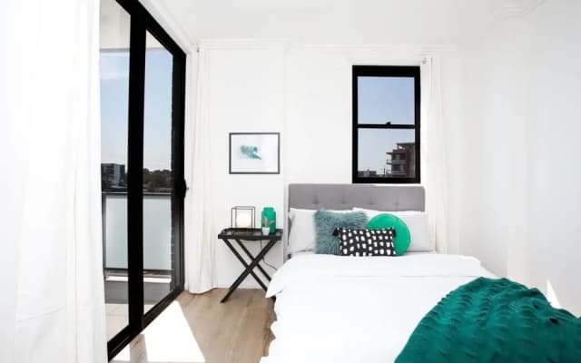 Designer Executive Apartment + Parking near Train - photo 5