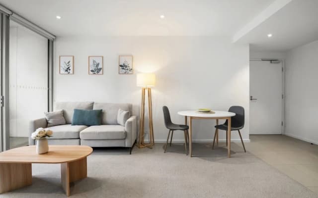 Marina-view 1-bed Apartment in Docklands - photo 5