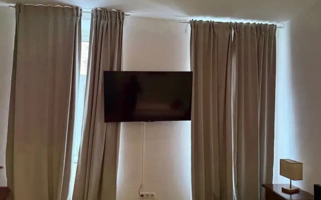 Chic 2BR Apt Steps from Westbahnhof - photo 4