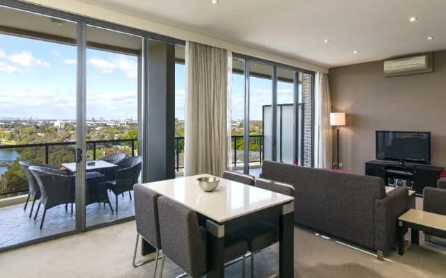 Meriton Suites George Street, Parramatta - photo 4