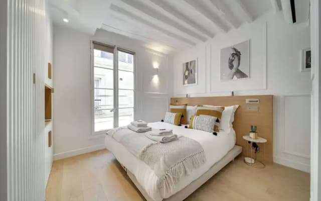 Amazing Historical Parisien Town House Next TO Louvre Area ! - photo 2