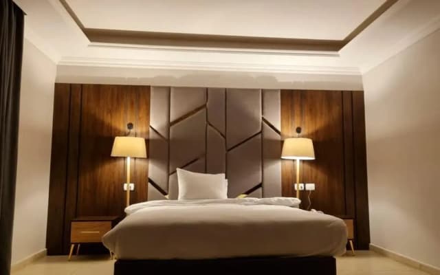 Grand Plaza Hotel - photo 4