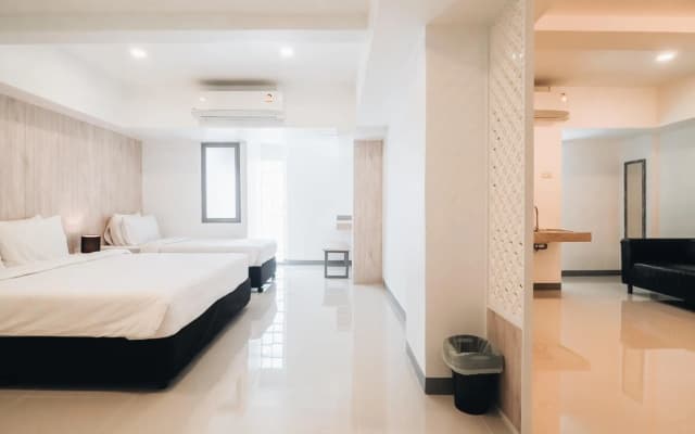Loyy Hotel - photo 2