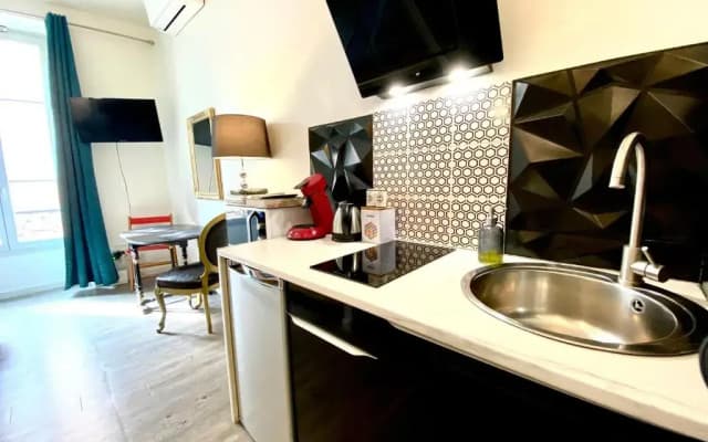 Apartment Center-2 Steps From SEA-Kitchen-Wifi-Air conditioning - photo 3