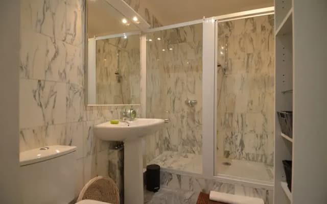 Large studio 4 persons with balcony Valrose district in Nice - photo 5