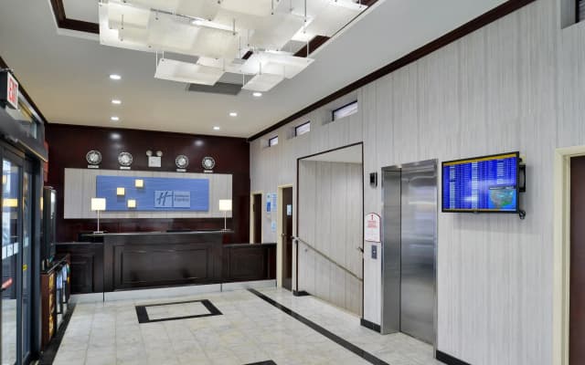 Holiday Inn Express Kennedy Airport - photo 2