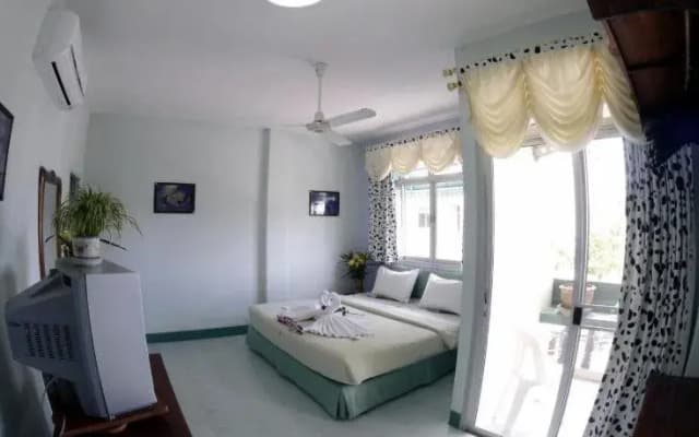 Dive Den Guesthouse - photo 3