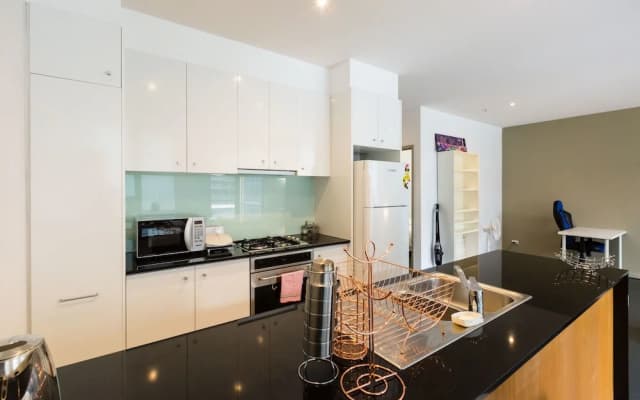 MEGAN, 2BDR Melbourne Apartment - photo 5
