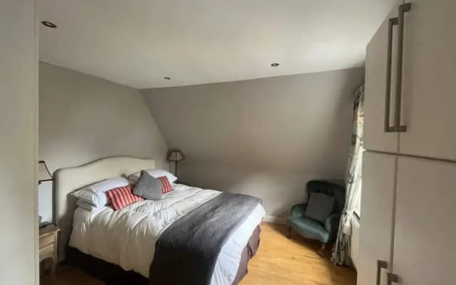 Modern Top Floor 2BD Flat - Kensington - photo 3