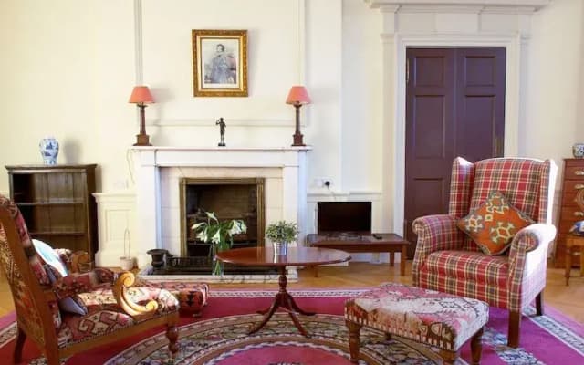 Classy Historic Edinburgh Apartment - photo 2