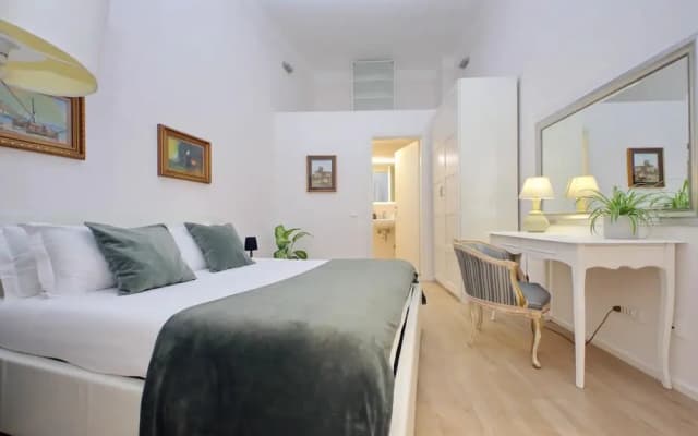 Treasurerome Opera Trevi Green Suite 2BR - photo 3