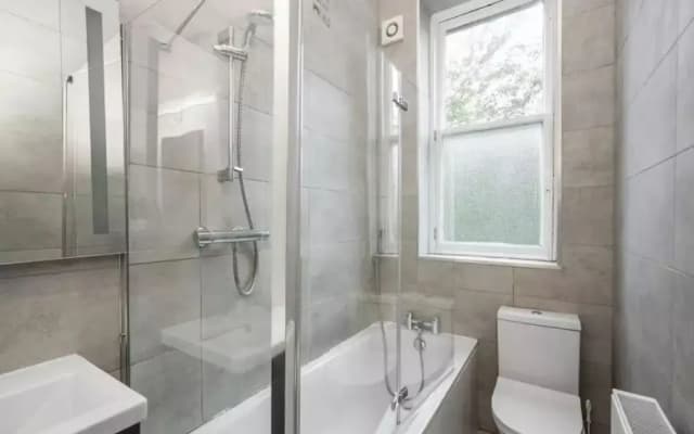 Spacious 3-Bedroom Flat in Charming Bruntsfield - photo 2